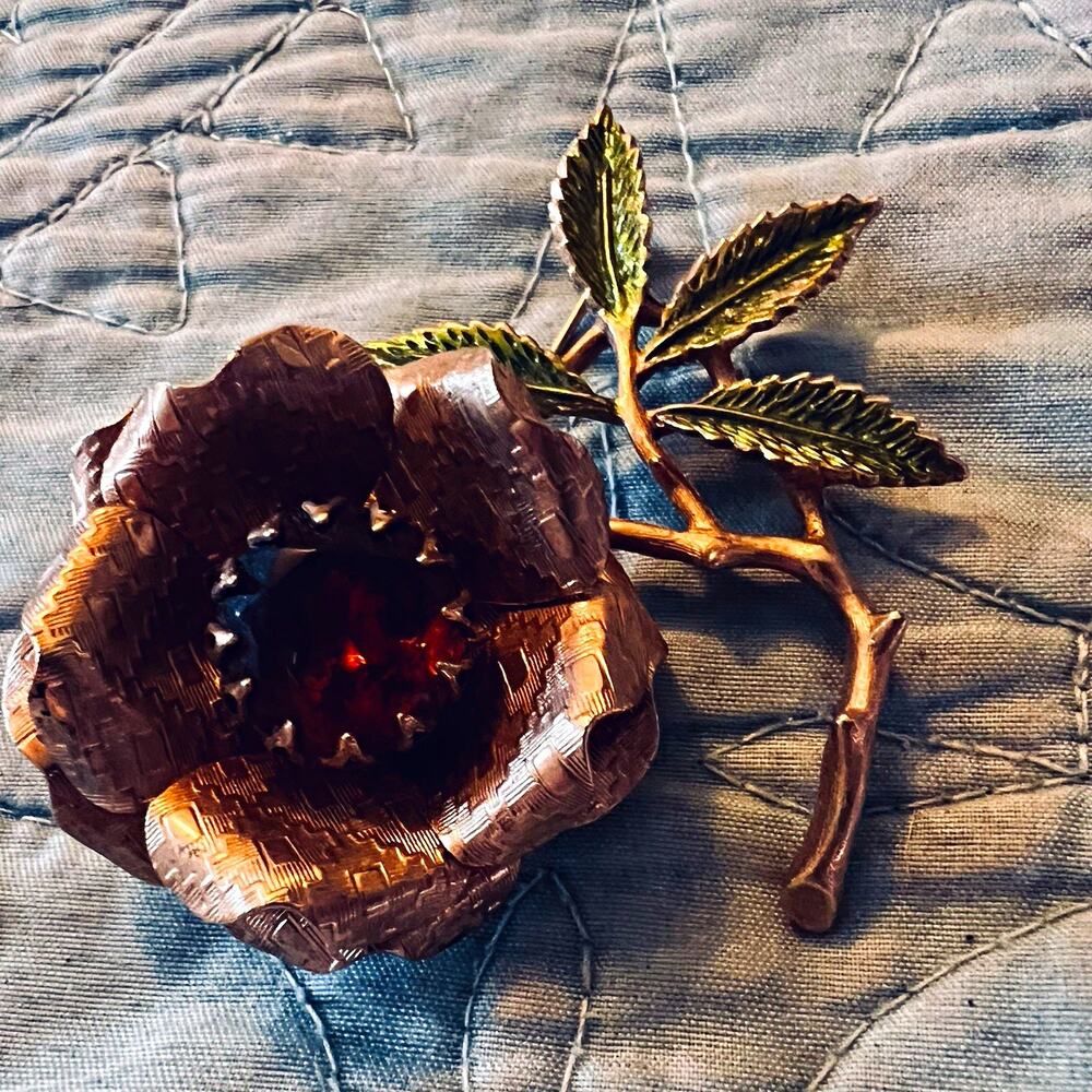 Vintage Signed Sarah Coventry Gold Tone Flower Brooch Pin - Brown Crystal